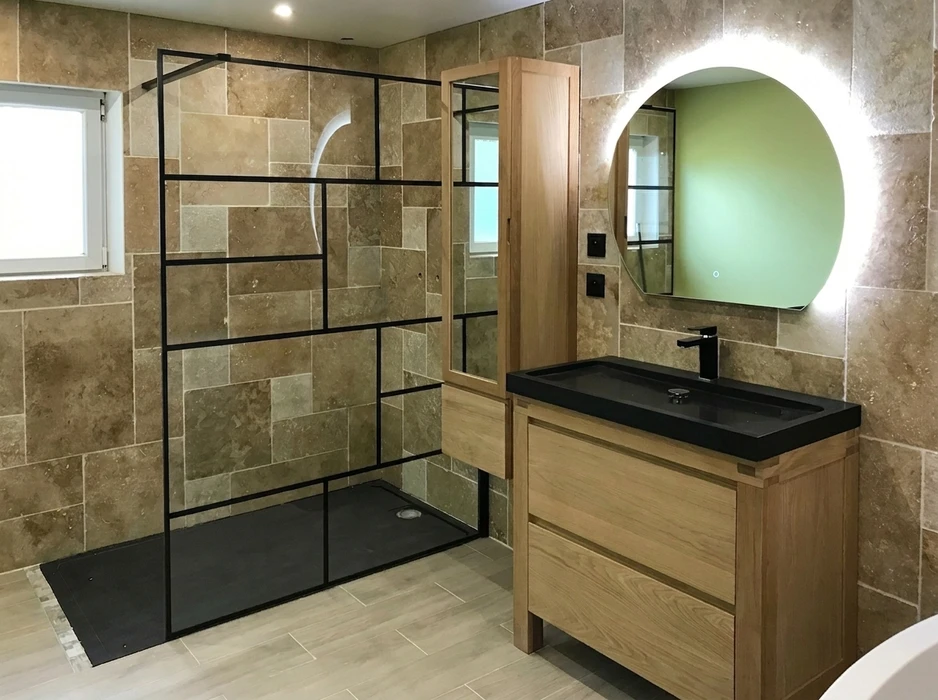 Salle de bain moderne avec douche à l'italienne, paroi en acier noir style verrière industrielle, receveur noir mat