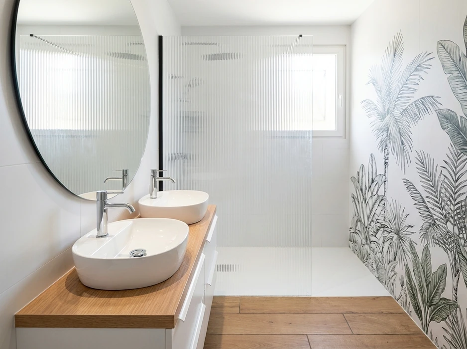 Salle de bain moderne double vasque, plan vasque en bois naturel, vasques à poser ovales blanches, robinetterie chromée contemporaine