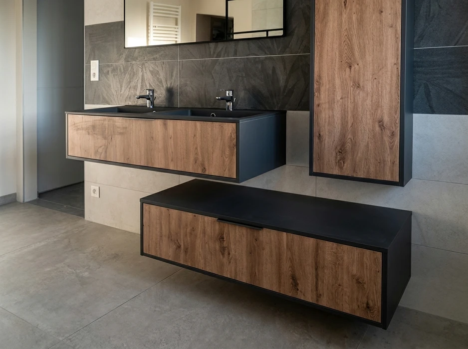 Salle de bain moderne avec double vasque encastrée noire mate, robinets chromés, meuble suspendu avec tiroirs en placage chêne et cadre laqué noir