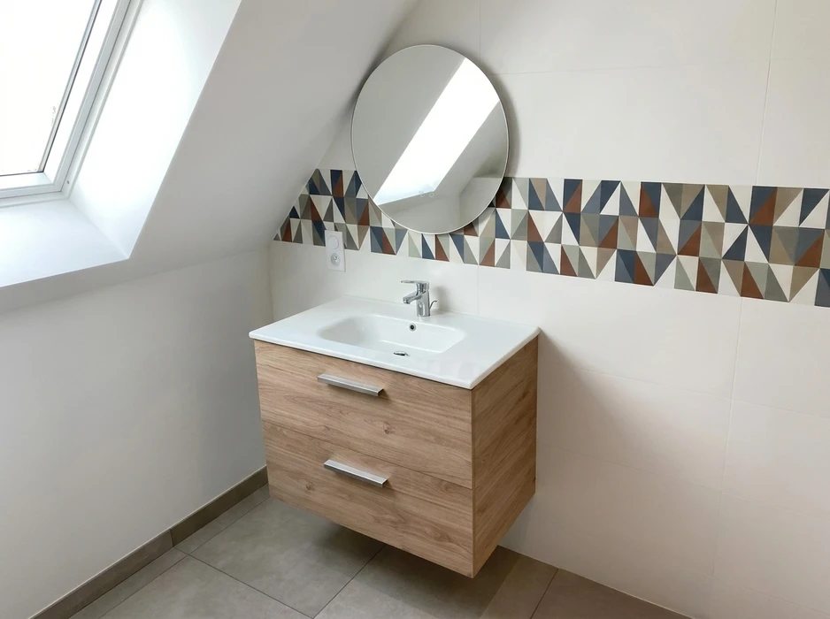 Salle de bain moderne sous combles avec meuble vasque suspendu 2 tiroirs finition chêne clair, plan vasque céramique blanc encastré, mitigeur monotrou chromé