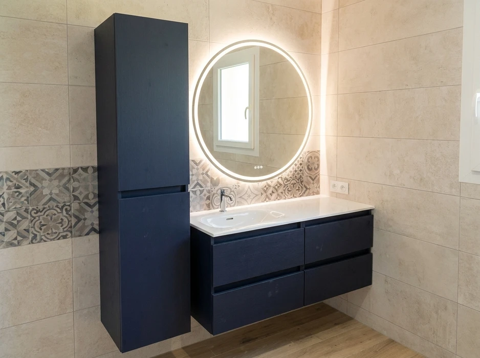 Salle de bain moderne rénovée, sans personnage