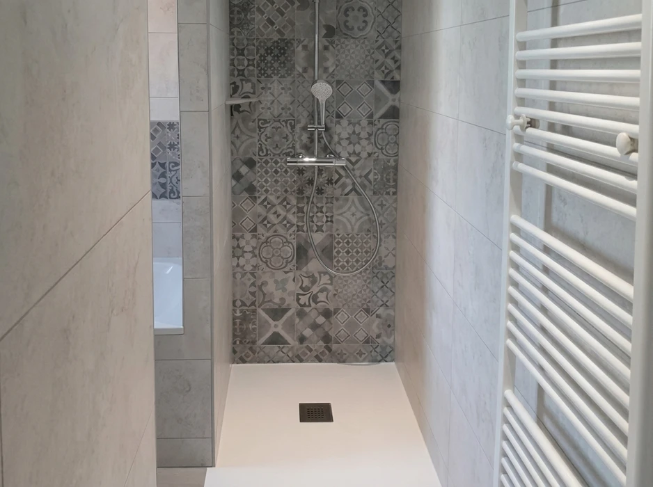 Douche à l'italienne avec receveur de douche extra-plat blanc, colonne de douche thermostatique chromée avec douchette à main