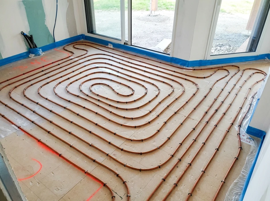 Chantier intérieur, pièce en construction avec baies vitrées