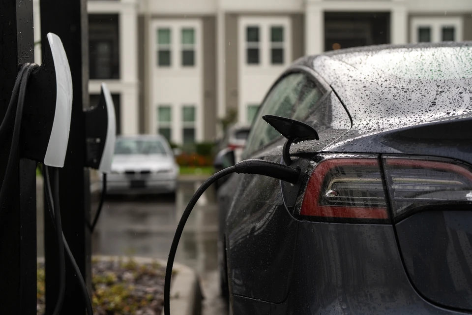 Scène extérieure, installation de climatisation murale